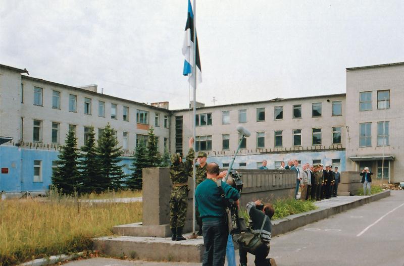 File:4_378_Vene sõjaväe lahkumine_sinimustvalge lipu heiskamine Paldiski sõjaväegarnisonis.jpg